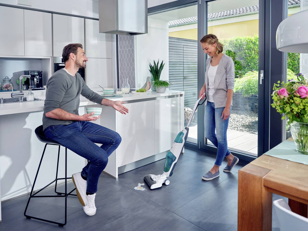 Leifheit Regulus Aqua PowerVac 11922 Nass-/Trockensauger herausnehmbarer Wassertank, kabellos, Standfunktion, Selbstreinigungsfunktion