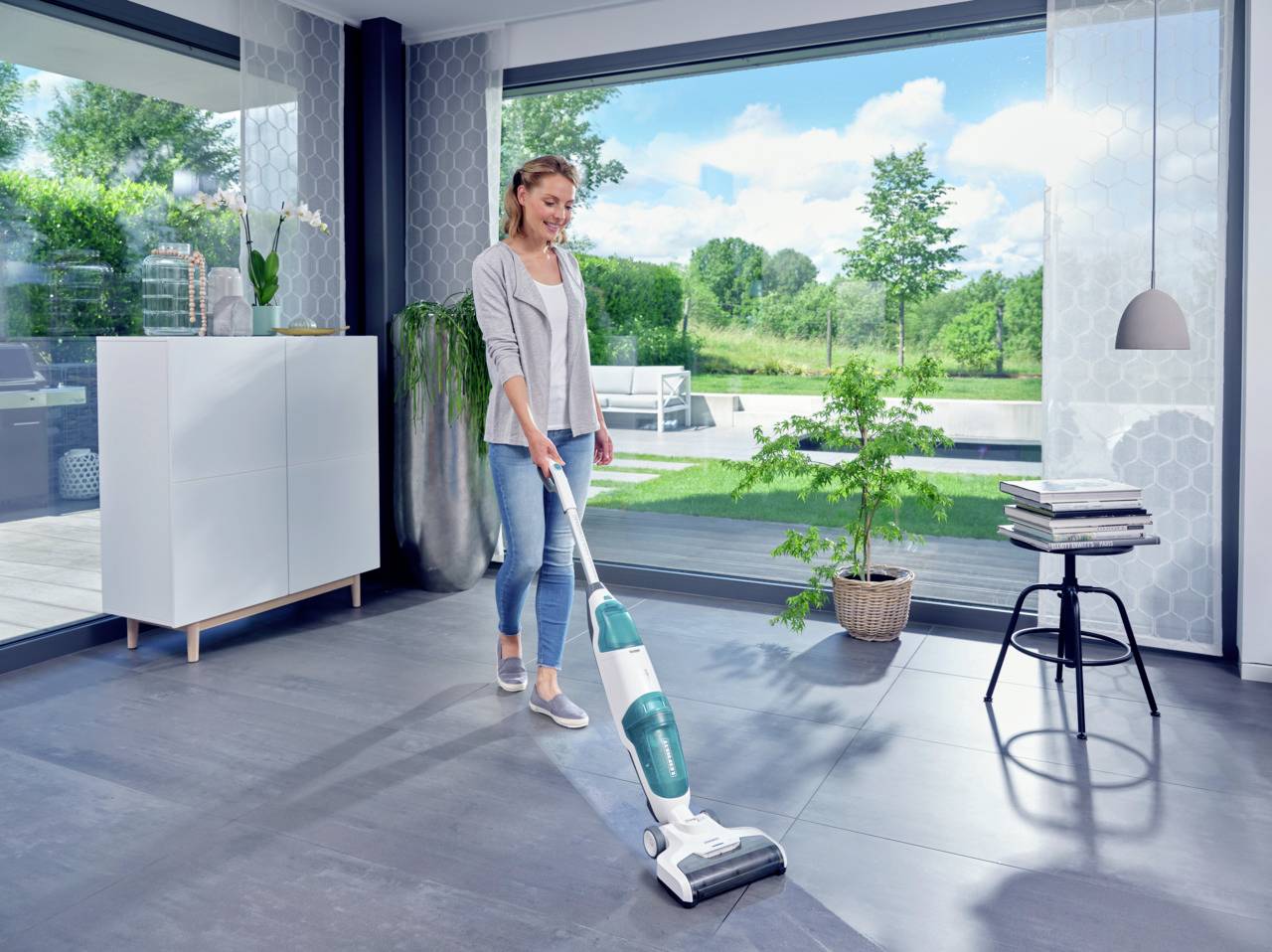 Leifheit Regulus Aqua PowerVac 11922 Nass-/Trockensauger herausnehmbarer Wassertank, kabellos, Standfunktion, Selbstreinigungsfunktion