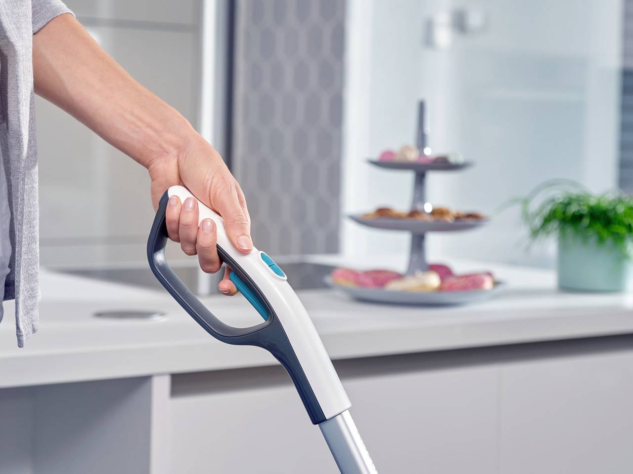 Leifheit Regulus Aqua PowerVac 11922 Nass-/Trockensauger herausnehmbarer Wassertank, kabellos, Standfunktion, Selbstreinigungsfunktion