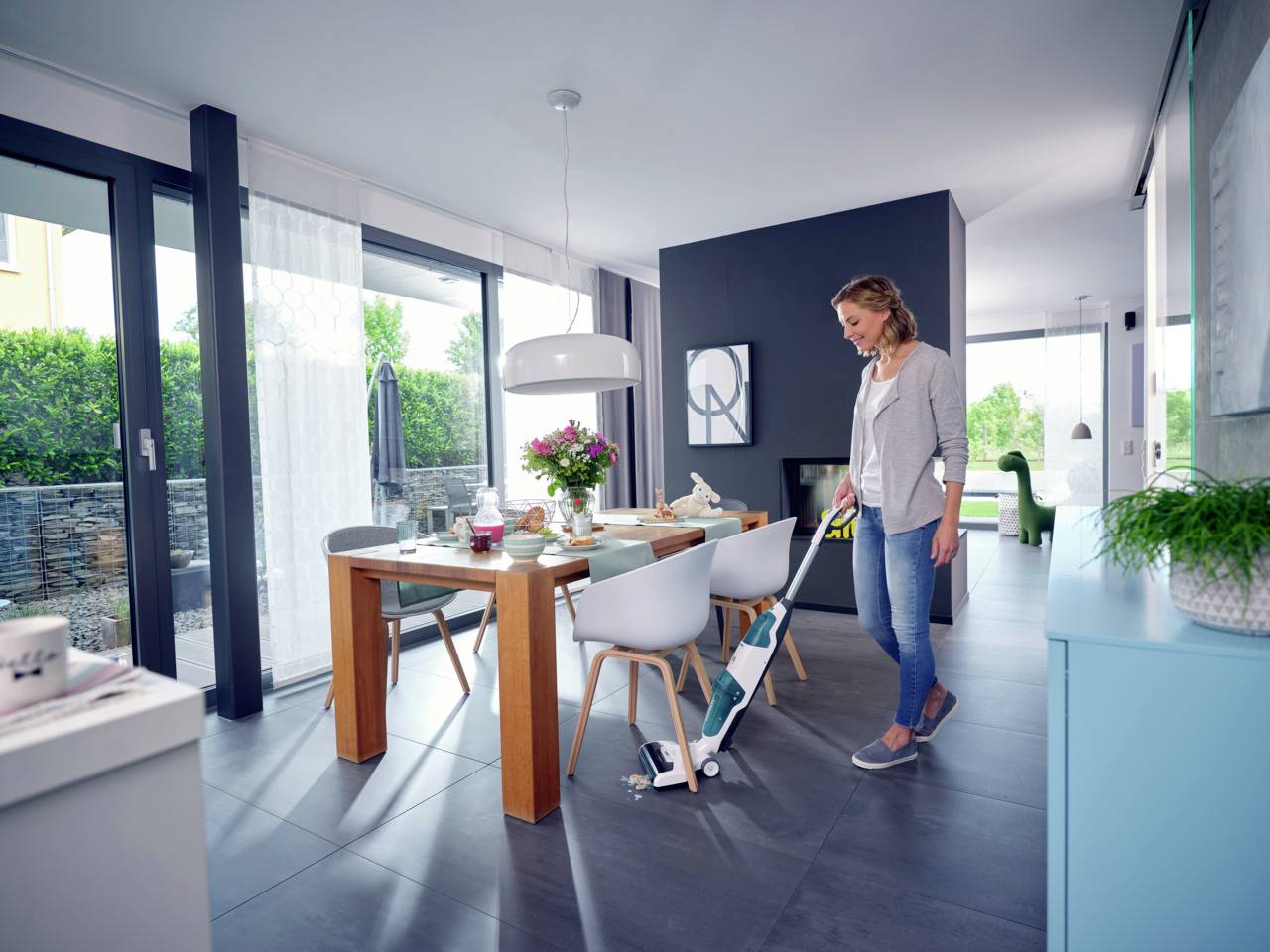 Leifheit Regulus Aqua PowerVac 11922 Nass-/Trockensauger herausnehmbarer Wassertank, kabellos, Standfunktion, Selbstreinigungsfunktion