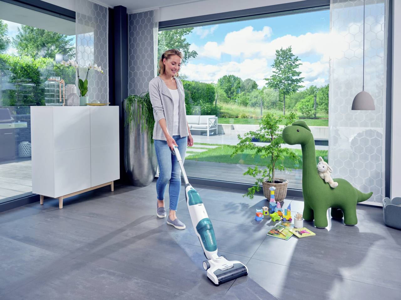 Leifheit Regulus Aqua PowerVac 11922 Nass-/Trockensauger herausnehmbarer Wassertank, kabellos, Standfunktion, Selbstreinigungsfunktion