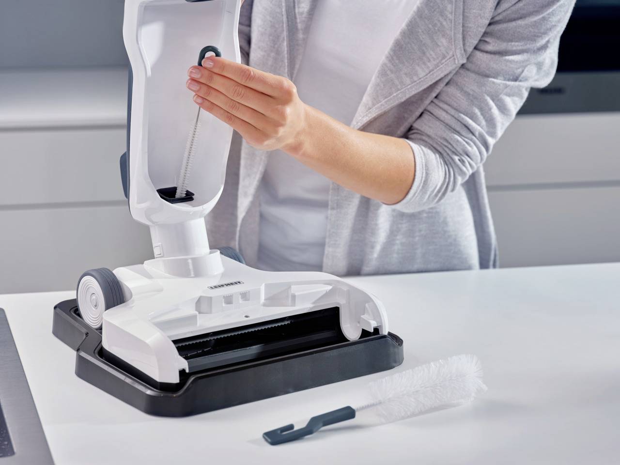 Leifheit Regulus Aqua PowerVac 11922 Nass-/Trockensauger herausnehmbarer Wassertank, kabellos, Standfunktion, Selbstreinigungsfunktion