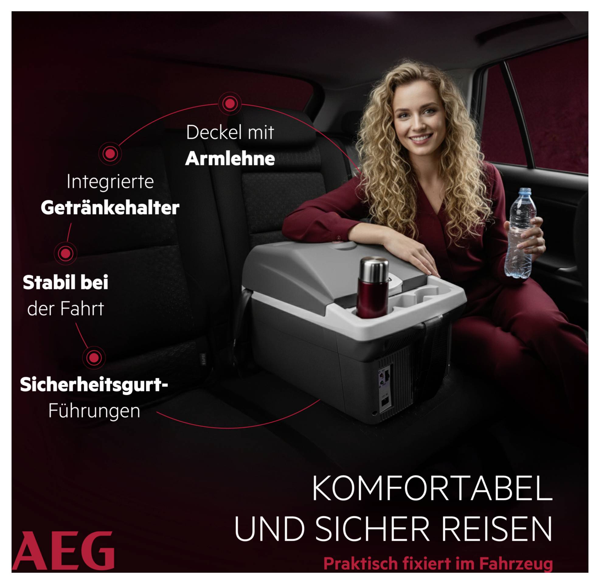 Eine Frau sitzt in einem Auto mit einem grauen Behälter neben ihr. Der Behälter verfügt über einen Becherhalter, eine Armlehne und Sicherheitsgurtbefestigungen. Text: „Komfortabel und sicher reisen