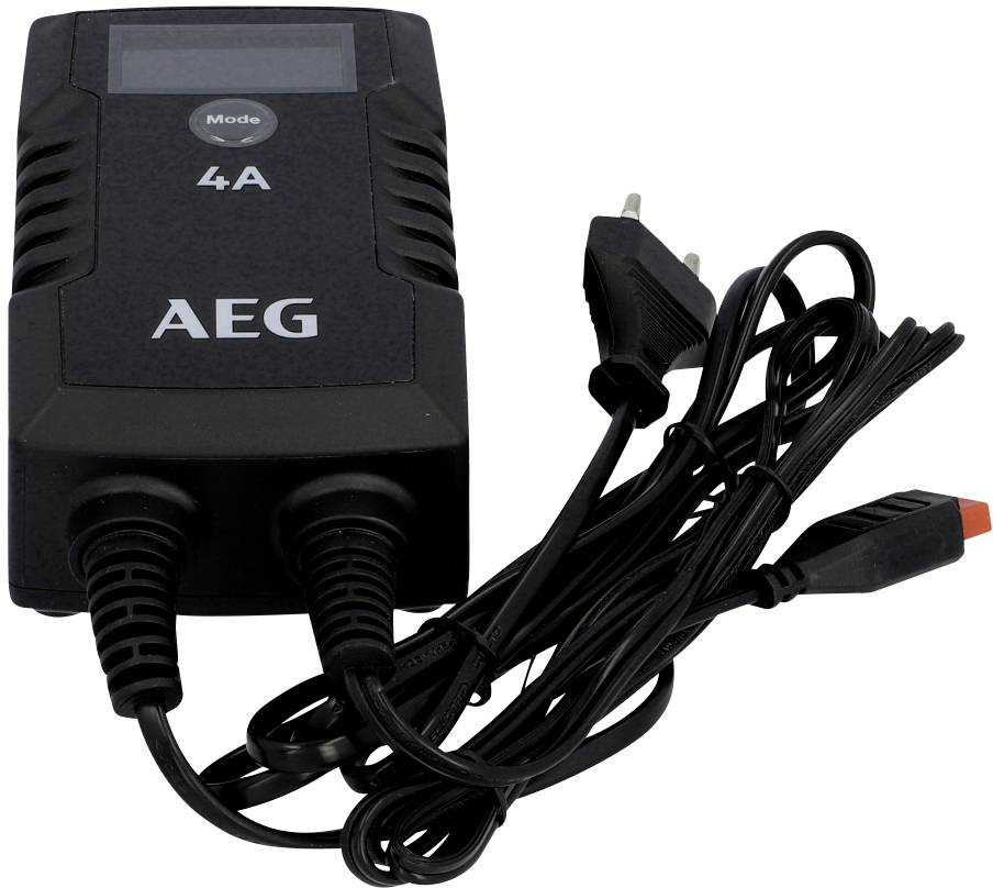 AEG-Autobatterieladegerät mit 4 Ampere. Schwarzes Gehäuse, zwei Anschlusskabel, Netzkabel mit Euro-Stecker und netzseitigem Schalter.