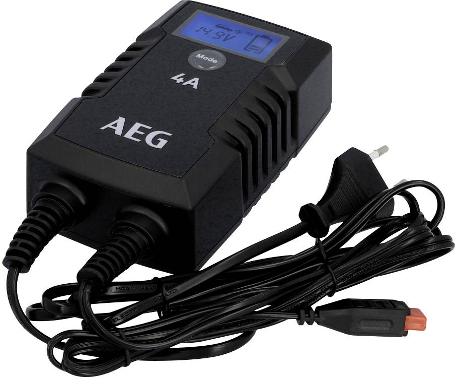 Schwarzes Ladegerät mit zwei Kabeln und Stecker, Marke AEG, zeigt Ladeinformationen auf kleinem Display an, 4A-Modus aktiviert.