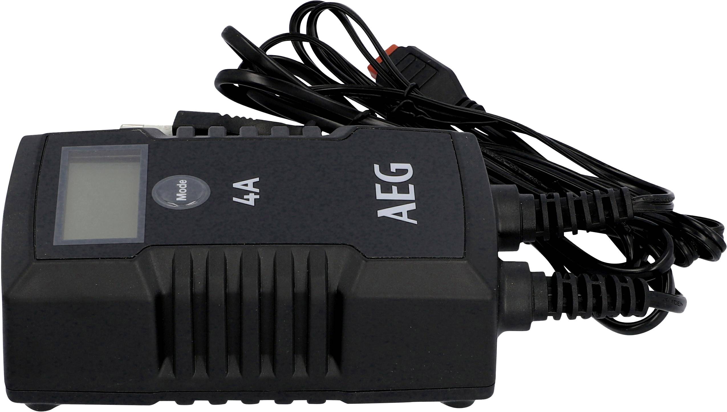 Schwarzes AEG-Batterieladegerät mit einem digitalen Display und Kabeln. Aufschrift zeigt '4A'. Geeignet zum Aufladen von Autobatterien.