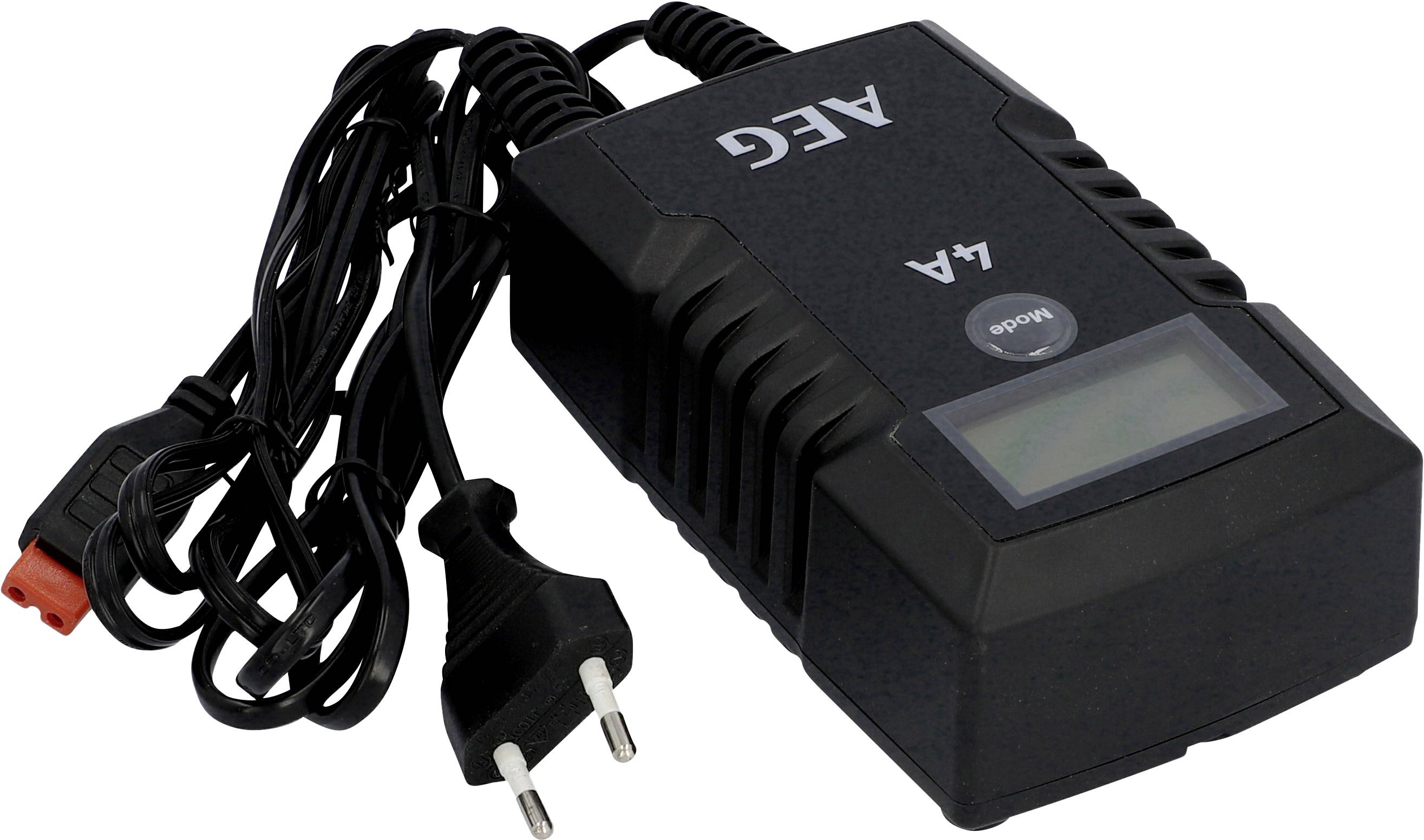 Schwarzes Ladegerät mit LCD-Anzeige und Eurostecker, Kabel gewickelt. Markenname 'AEG' oben, Modell '4A' und Knopf gut sichtbar.