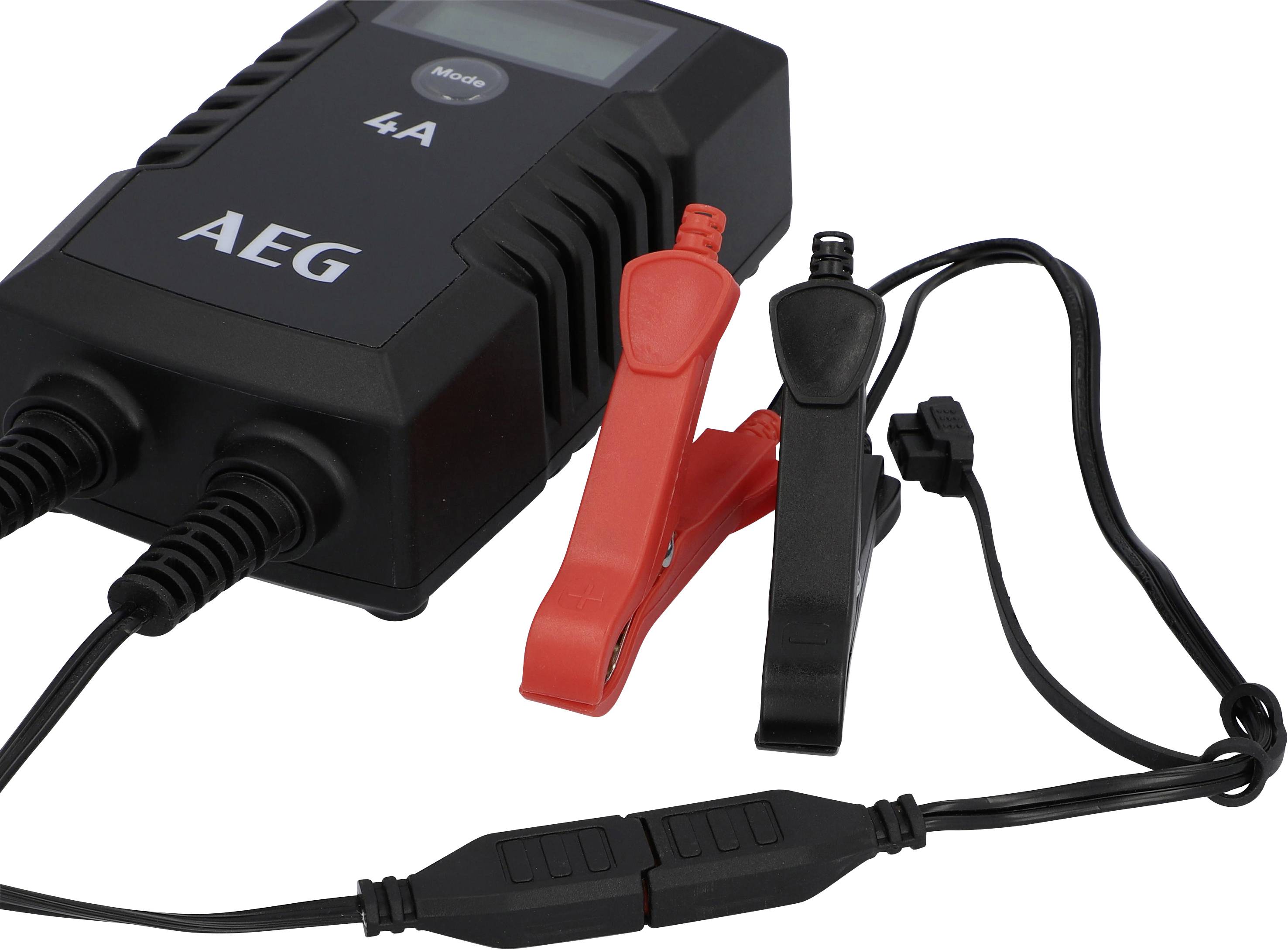 Auto-Batterieladegerät mit zwei Klemmen, eine rot und die andere schwarz, und einer digitalen Anzeige. Marke: AEG, 4A.