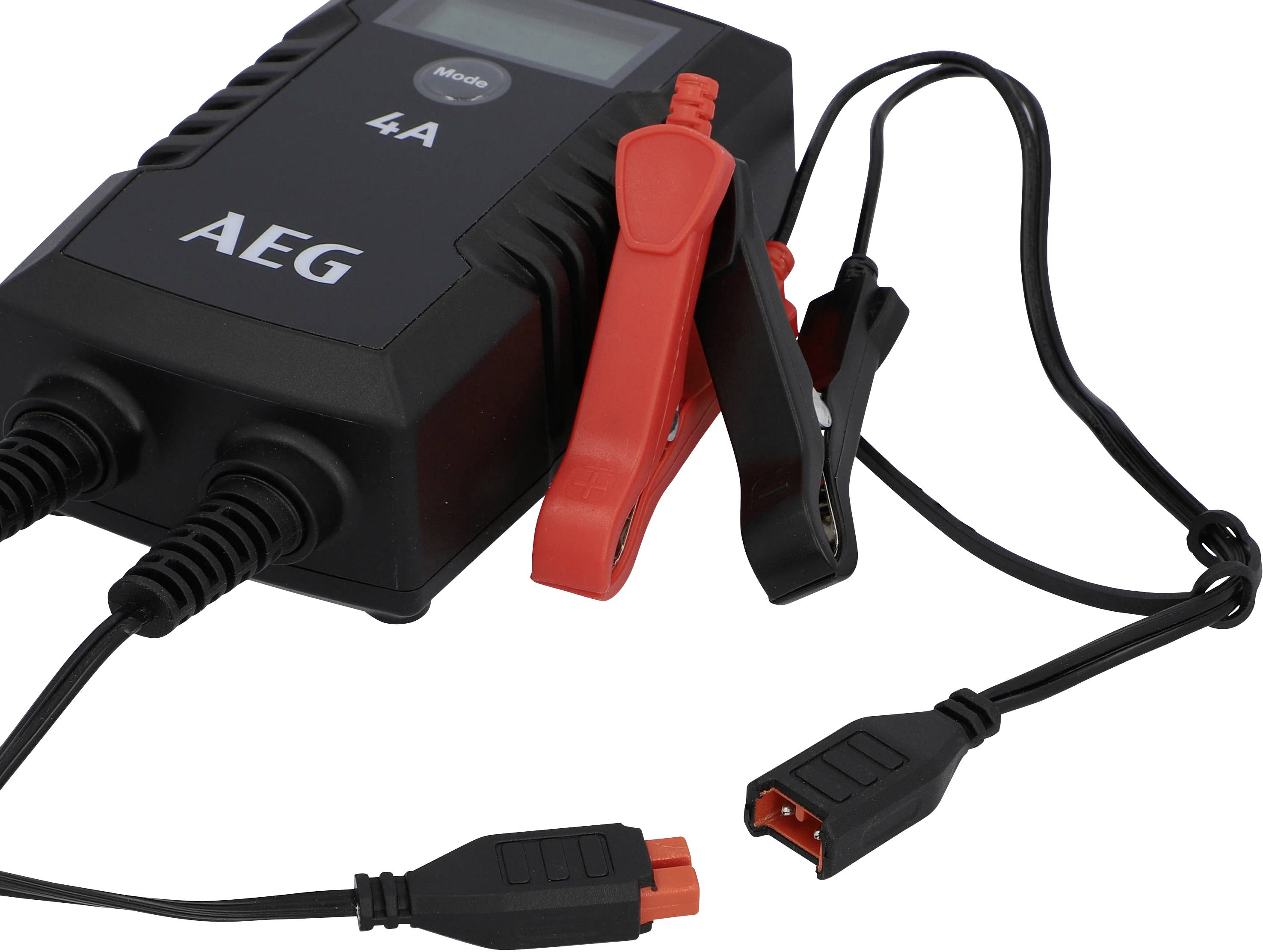 Ein schwarzes Ladegerät mit Krokodilklemmen und einem Display, zeigt '4A'. Geeignet zum Laden von Autobatterien. Kabel sind angeschlossen.