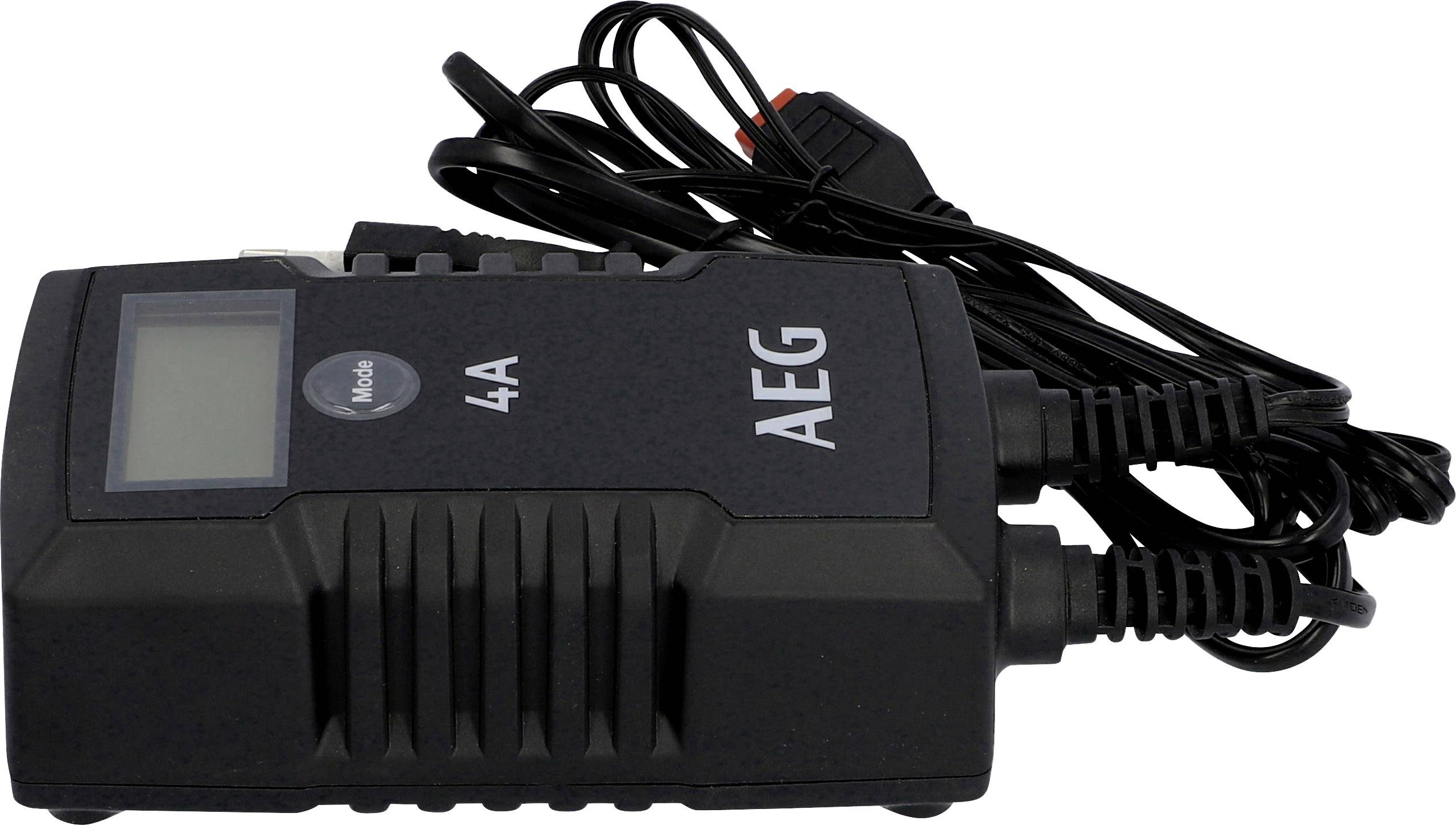 Schwarzes Batterieladegerät mit digitalem Display, Markierung 'AEG 4A', zwei Kabel mit Klemmen zur Stromversorgung von Fahrzeugen.