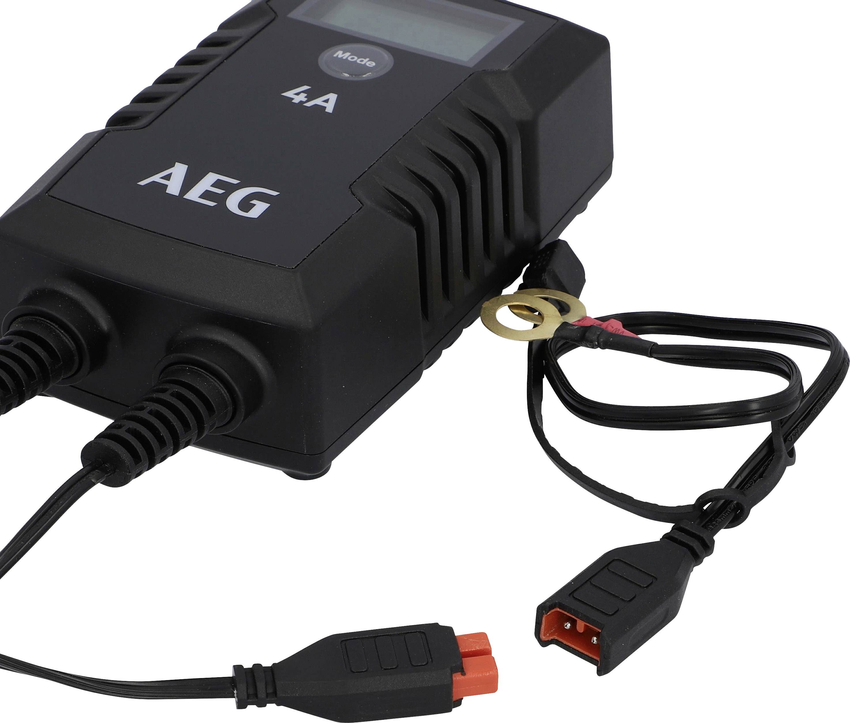 Ein schwarzes AEG-Batterieladegerät mit zwei Kabelanschlüssen und einem LCD-Display. Es zeigt '4A' als Ladestrom an.