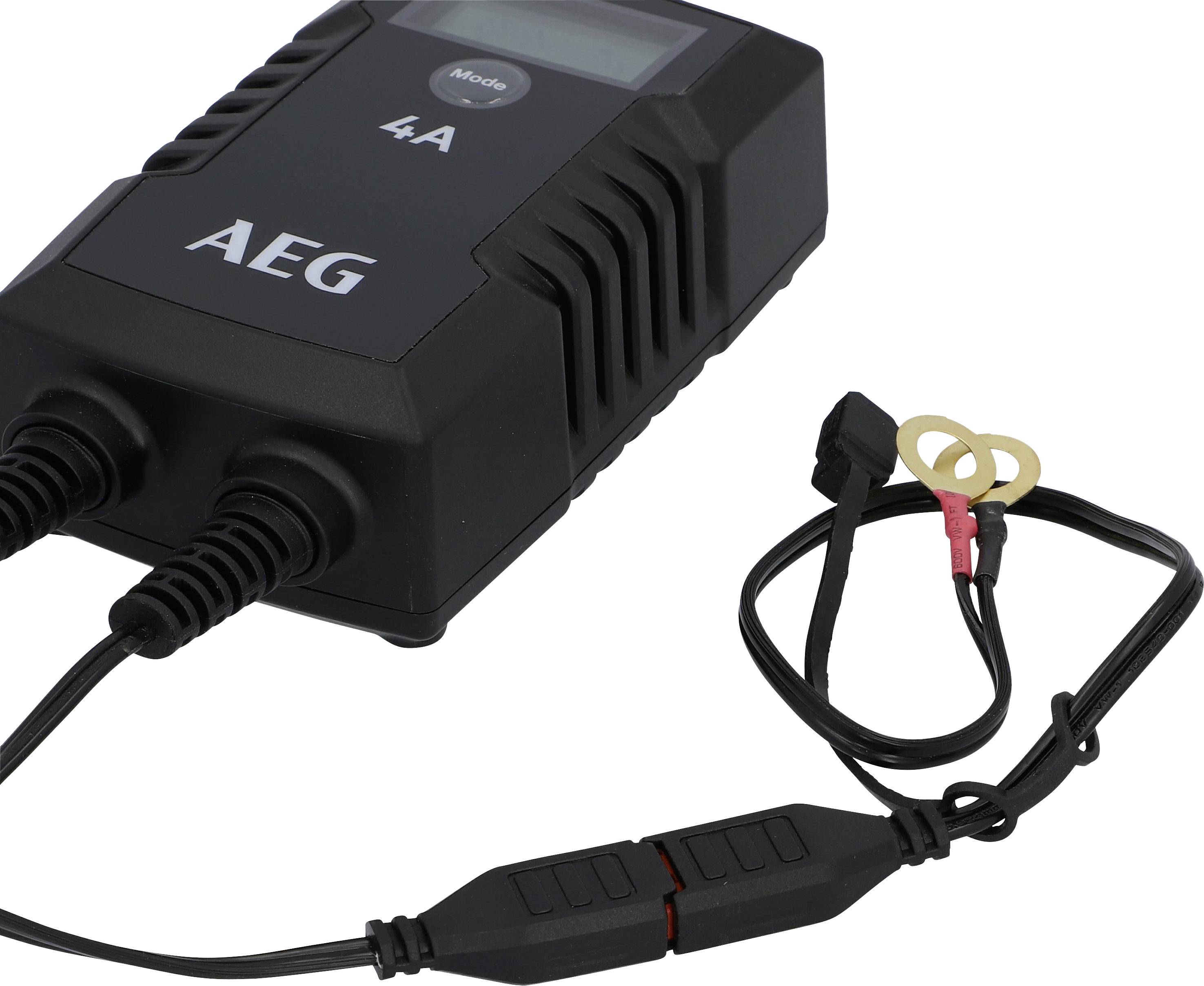 Ein schwarzes Batterieladegerät mit der Aufschrift 'AEG 4A'. Zwei Kabel mit Klemmen und Steckverbindungen sind sichtbar.