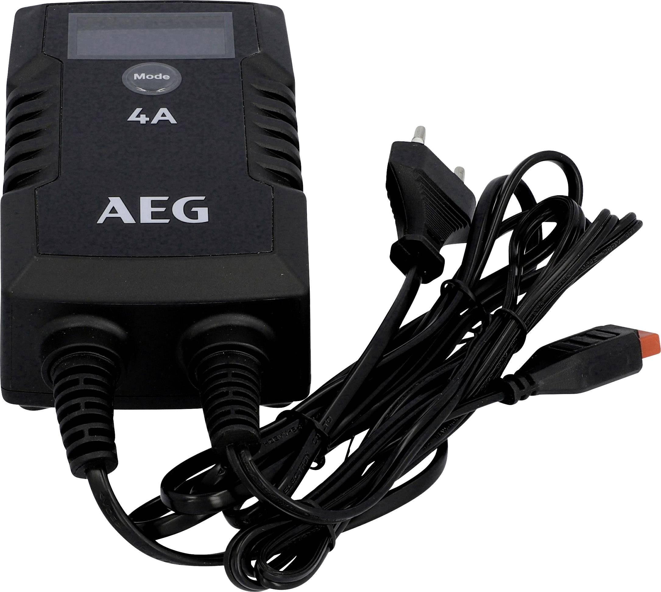 Ein schwarzes Batterieladegerät mit AEG-Logo, zwei Kabeln und einem Stecker; 4A-Anzeige und Modustaste auf der Oberseite.