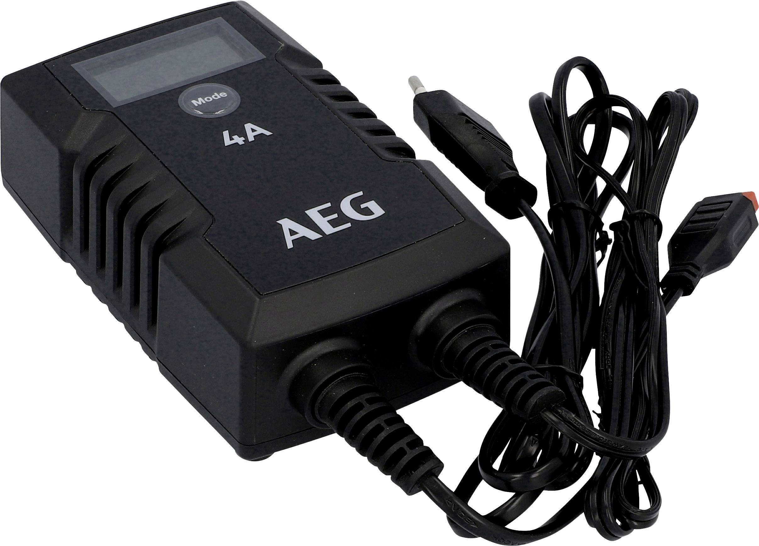 Ein schwarzes AEG-Ladegerät mit einem Display und zwei Kabeln. Es hat eine Stromstärke von 4A und ist für das Aufladen von Batterien geeignet.