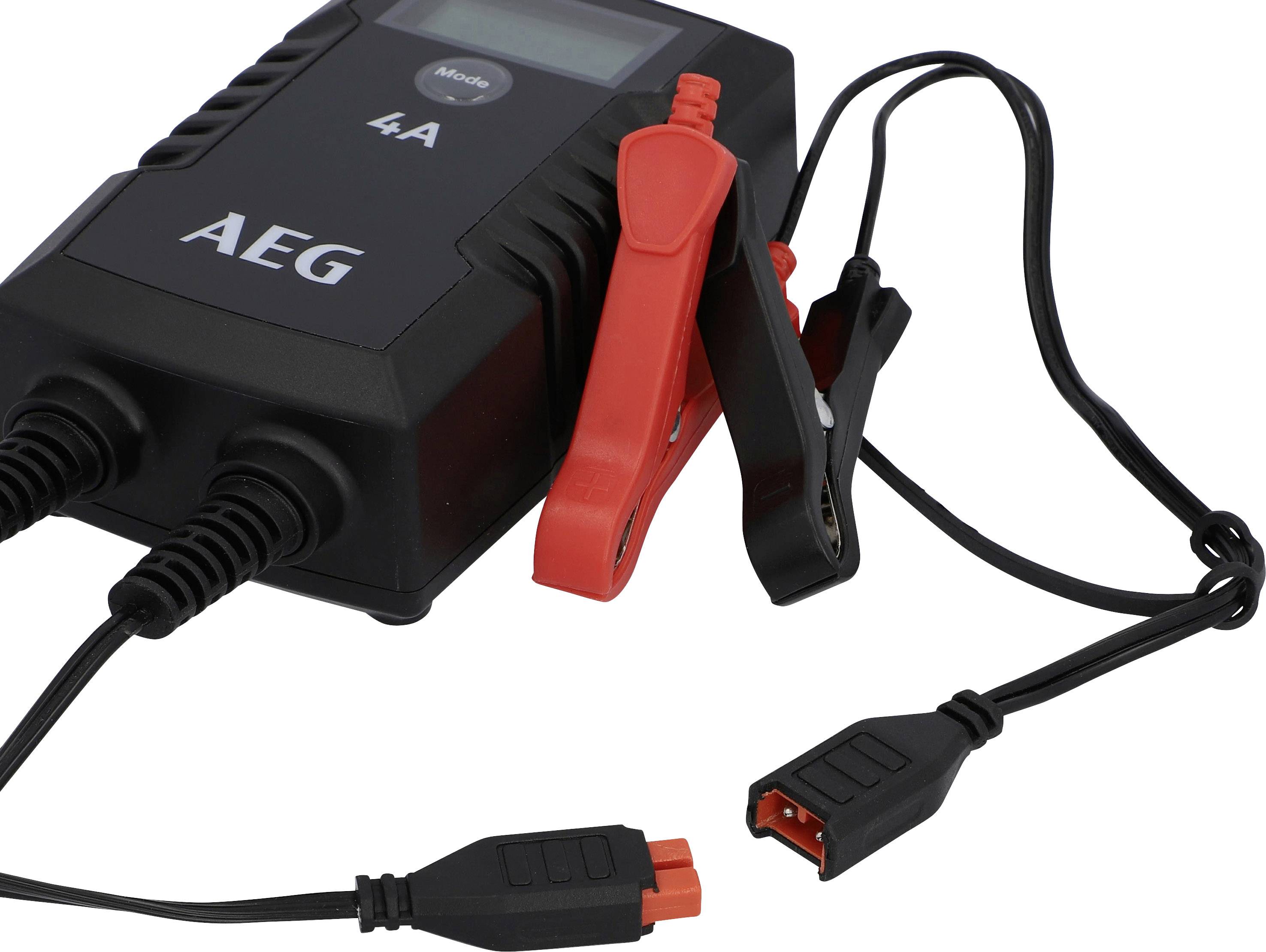 Batterieladegerät mit zwei Kabeln und Krokodilklemmen, Marke AEG, bereit zum Laden einer Autobatterie.