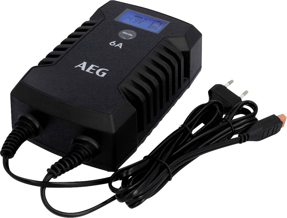 Ein schwarzes Ladegerät mit der Aufschrift 'AEG', ausgelegt für 6A. Es hat ein Display und zwei Kabel mit Steckern.