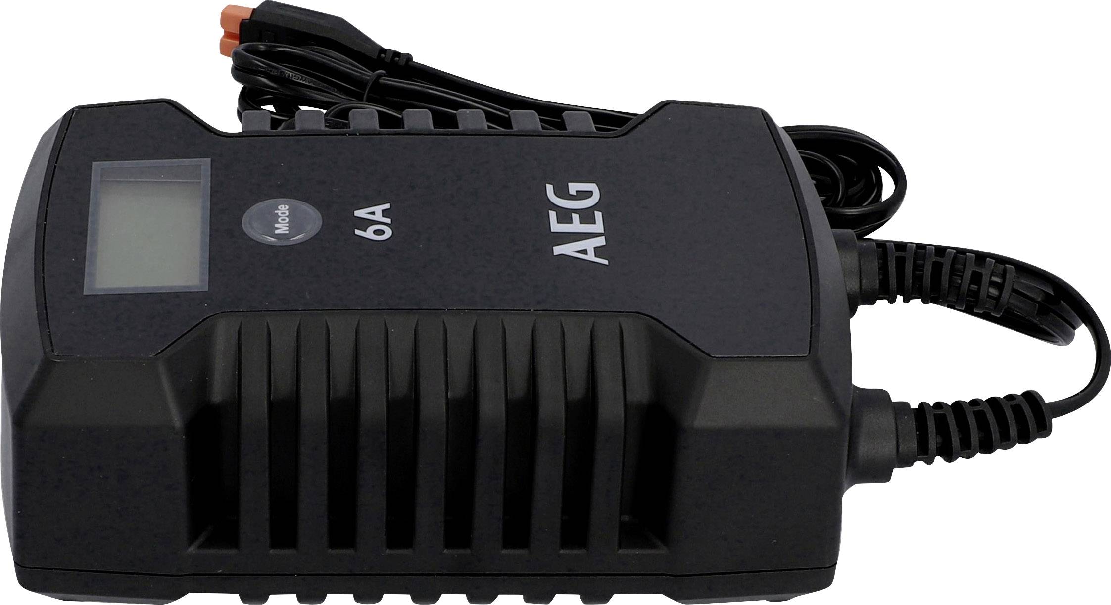 Tragbares AEG Batterieladegerät mit LCD-Anzeige, 6A Kapazität, geeignet für Auto- und Motorradakkus.