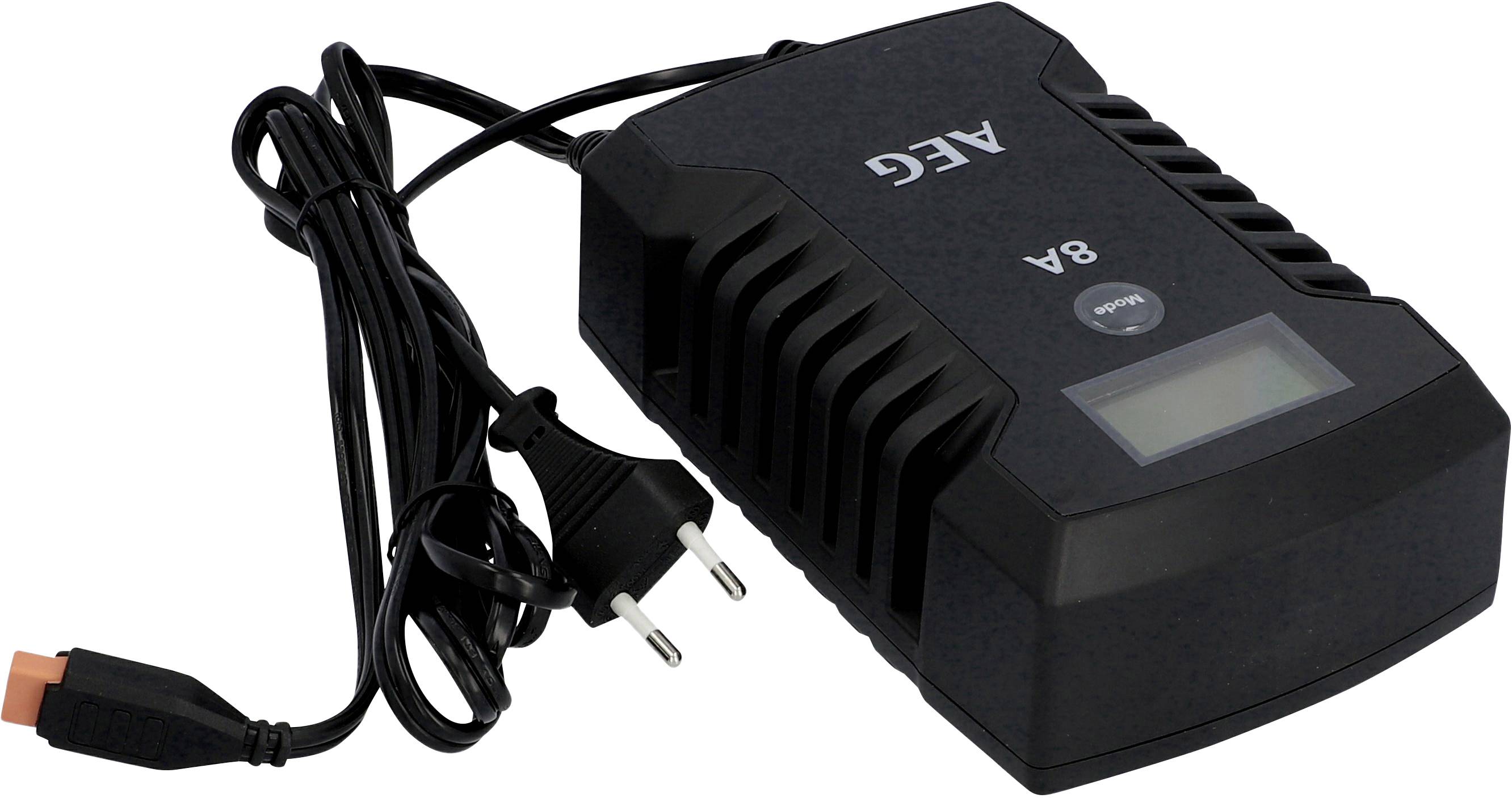 Schwarzes Ladegerät mit Kabel und Stecker, Aufschrift 'AEG' und '8A', seitlich angeraut, mit kleinem Display und rotem Steckeranschluss.