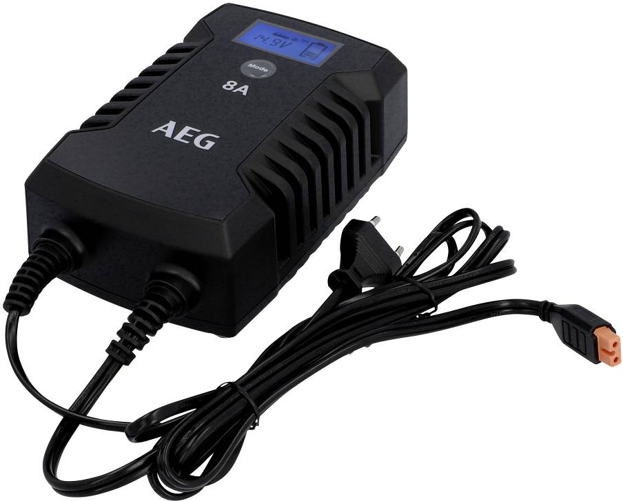 Schwarzes Batterieladegerät mit AEG-Logo, digitalem Display und europäischen Steckdosenstecker; geeignet für 12V-Autobatterien.