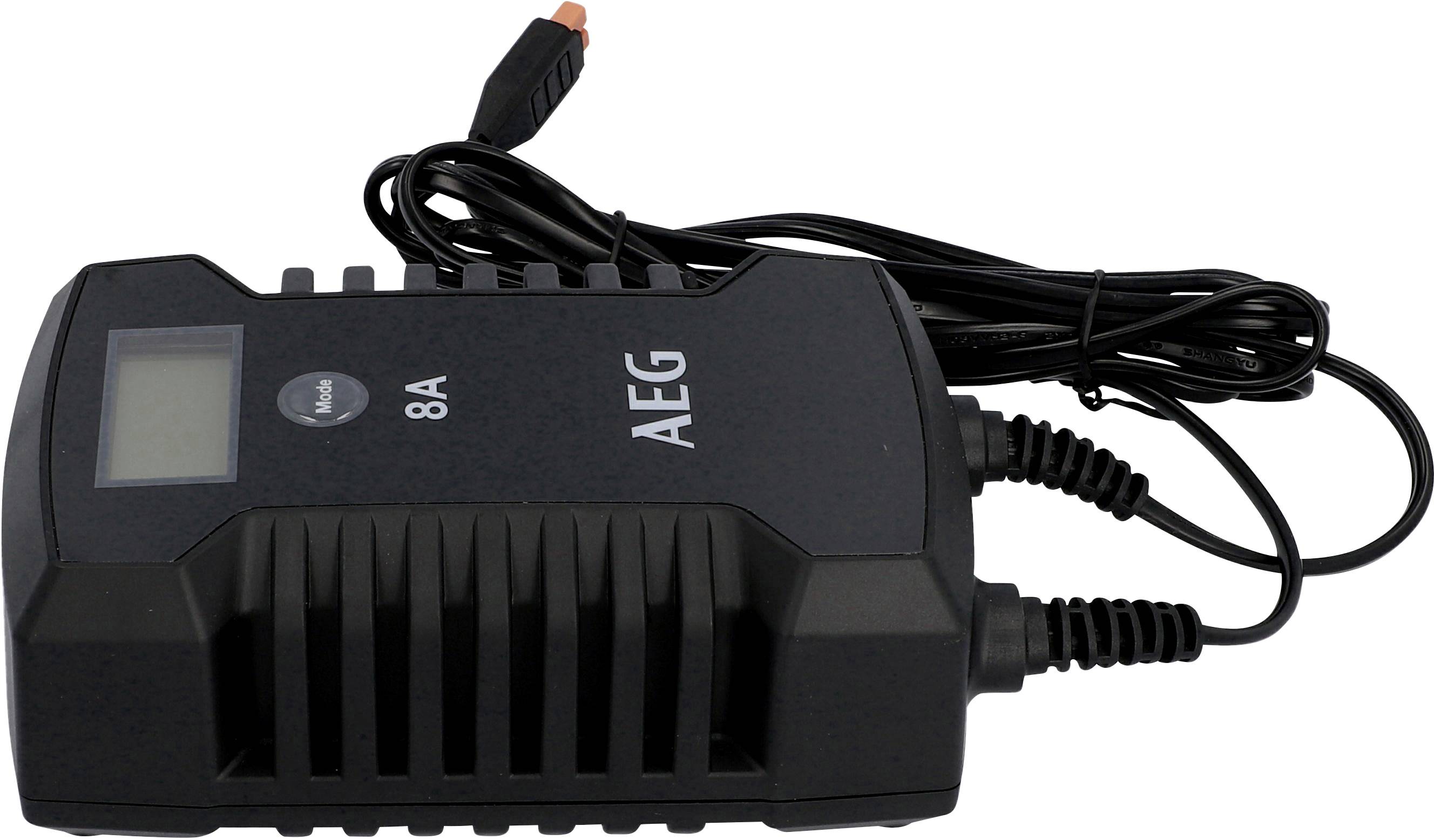 Schwarzes AEG Batterieladegerät mit 8A Anzeige und LCD-Bildschirm. Zwei Kabel verbunden, eins mit Klemme. Kompaktes, rechteckiges Design.