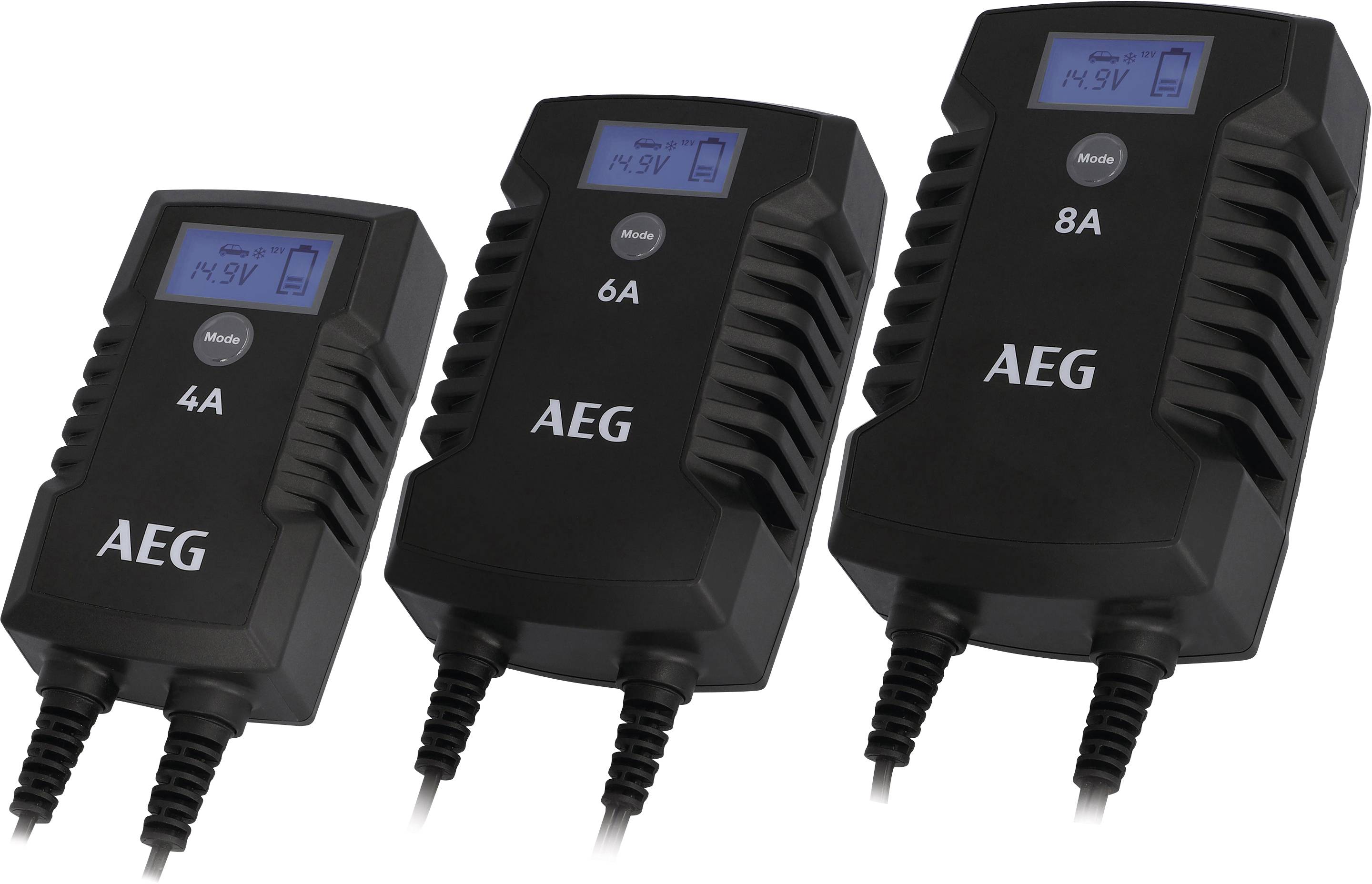 Drei AEG-Batterieladegeräte mit digitalen Anzeigen, zwei seitlichen Griffen und Kapazitäten von 4A, 6A und 8A, nebeneinander stehend.