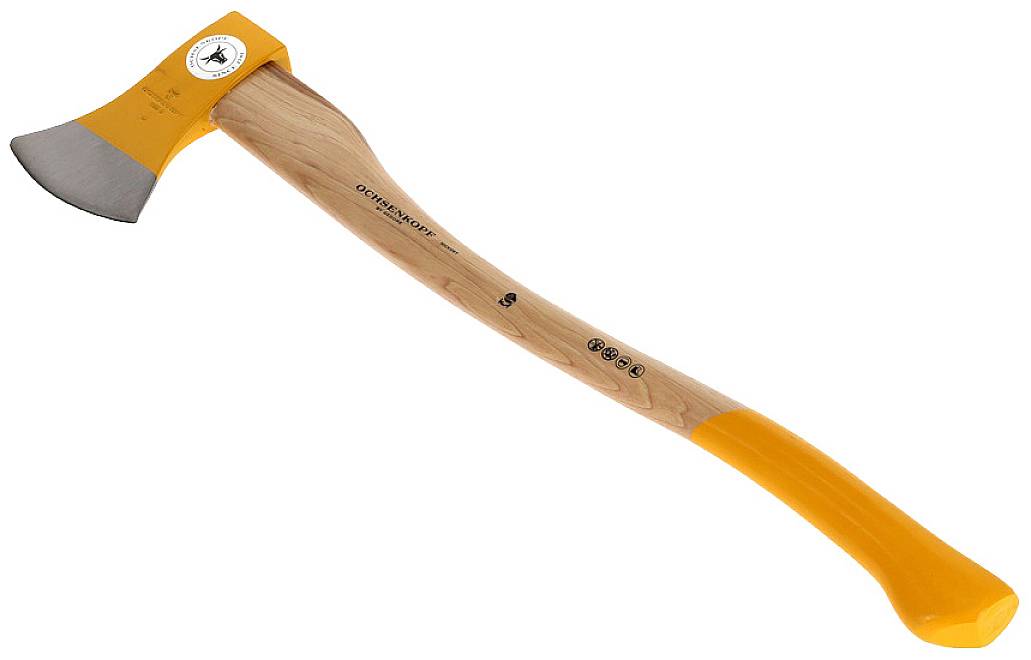 Ein Beil mit hölzernem Griff und orangenem Kopf sowie Schutzkappe. Es ist leicht zur Seite geneigt und zeigt die Schneide.