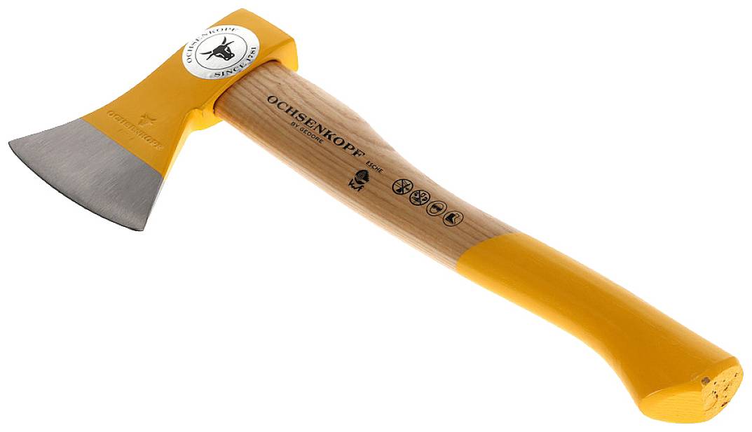 Eine gelbe Axt mit Holzgriff, Markenname 'OCHSENKOPF' auf dem Griff, geeignet für Forst- und Gartenarbeiten.