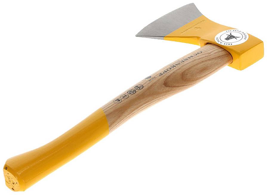 Ein handliches Beil mit orangefarbenem Kopf und Holzgriff; geeignet zum Spalten kleiner Holzstücke. Markenlogo auf dem Kopf.