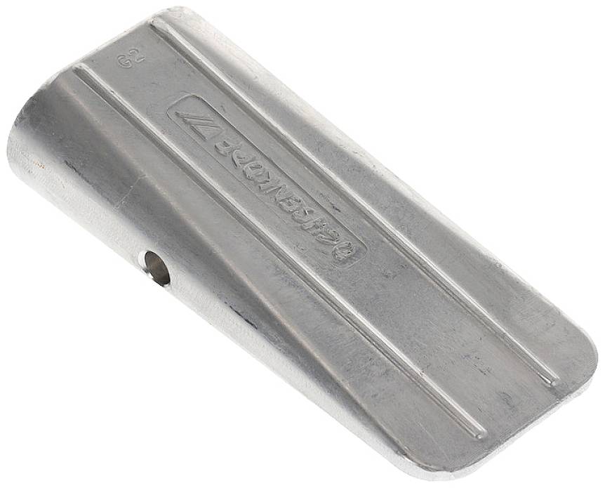 Metallisches Bauteil mit rechteckiger Form, abgerundeten Ecken und einer zentralen Bohrung. Oben ist eine Prägung sichtbar.