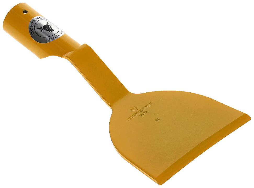 Ein orangefarbener Schaber mit ergonomischem Griff und Aufdruck, geeignet zum Entfernen von Aufklebern oder Schmutz von Oberflächen.