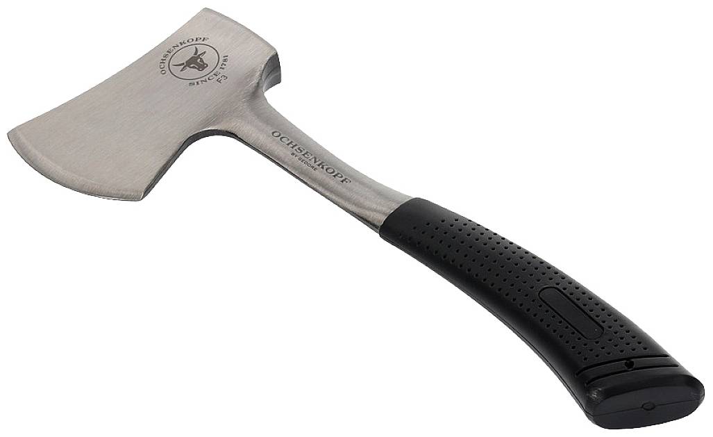 Eine kleine silberne Axt mit graviertem Logo auf dem Blatt, schwarzem, strukturiertem Griff. Designed für Outdoor- und Survivalzwecke.