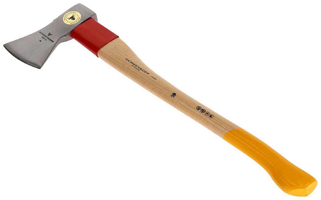 Eine Axt mit hellem Holzgriff, rotem Schaft und gelber Endkappe liegt schräg. Sie hat eine metallene Klinge mit einem Markensiegel.