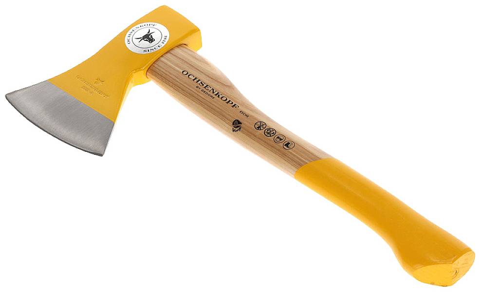 Ein gelber Handbeil mit Holzgriff, Markenname 'Ochsenkopf' auf dem Griff; ideal zum Spalten von Holz.
