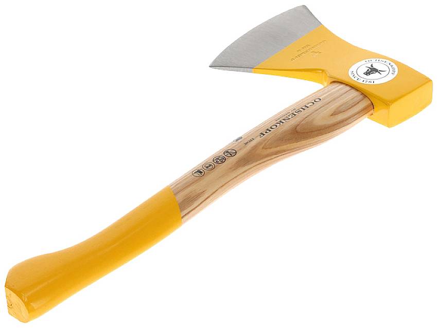 Eine Axt mit einem gelben Kopf und einem Holzgriff, geeignet für das Holzspalten oder die Gartenarbeit.