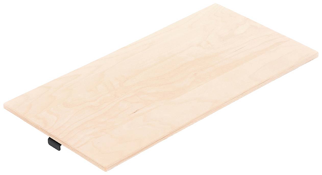 Helles Holzbrett mit rechteckiger Form und glatter Oberfläche, geeignet als Schneidebrett oder Servierplatte.