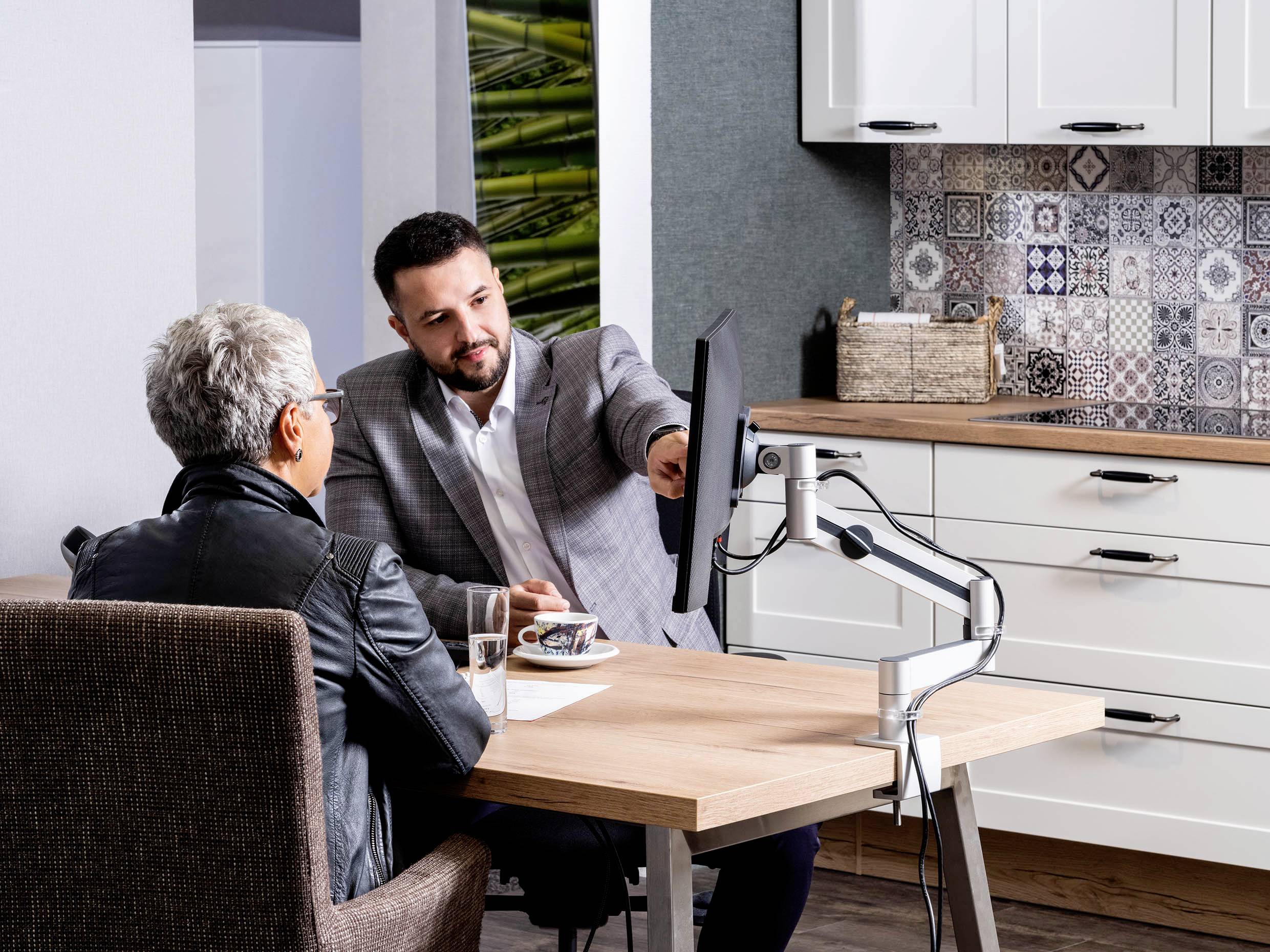 Durable 508323 Monitor-Tischhalterung 53,3 cm (21") - 96,5 cm (38") Silber Drehbar, Schwenkbar, Höhenverstellbar, Neigbar