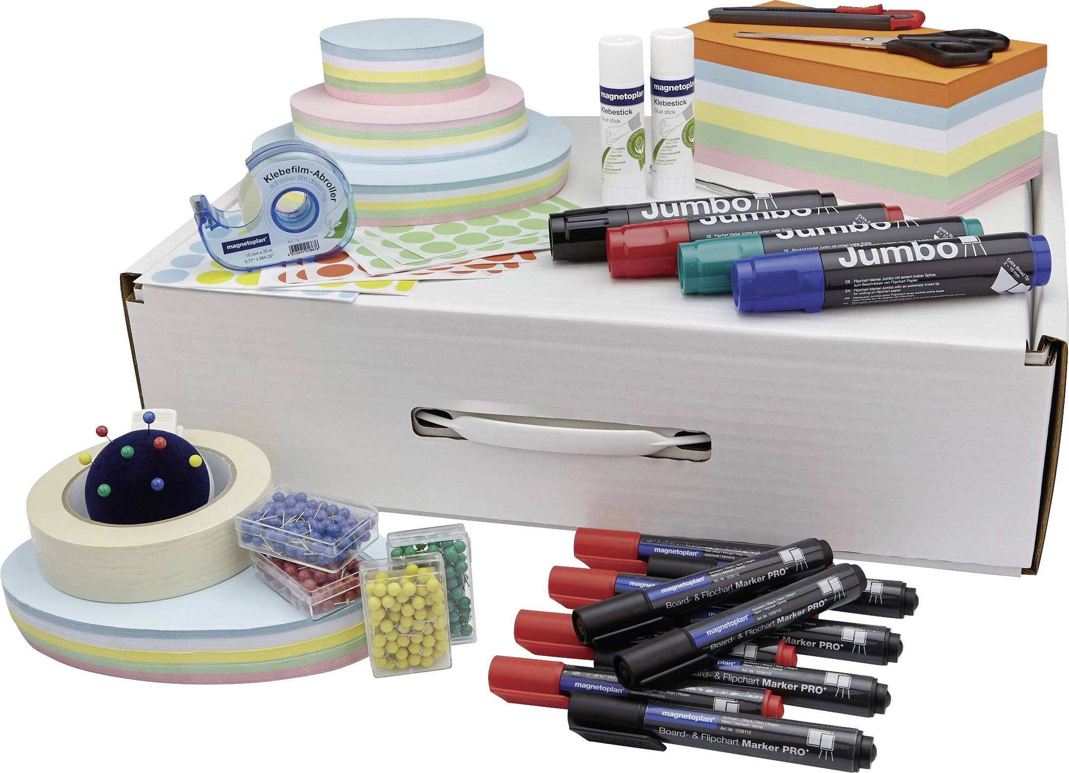 Verschiedene Büroartikel auf einem Tisch, darunter bunte Notizblöcke, Marker, Klebeband und Stecknadeln.