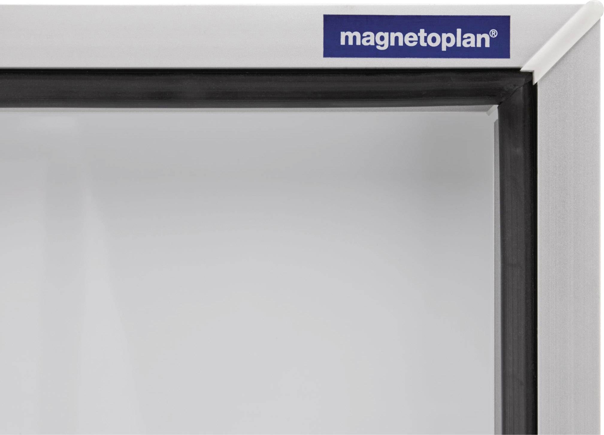 Ein weißes Magnetplan-Whiteboard mit einem Metallrahmen, in der rechten oberen Ecke befindet sich ein blaues Logo mit der Aufschrift 'magnetoplan'.