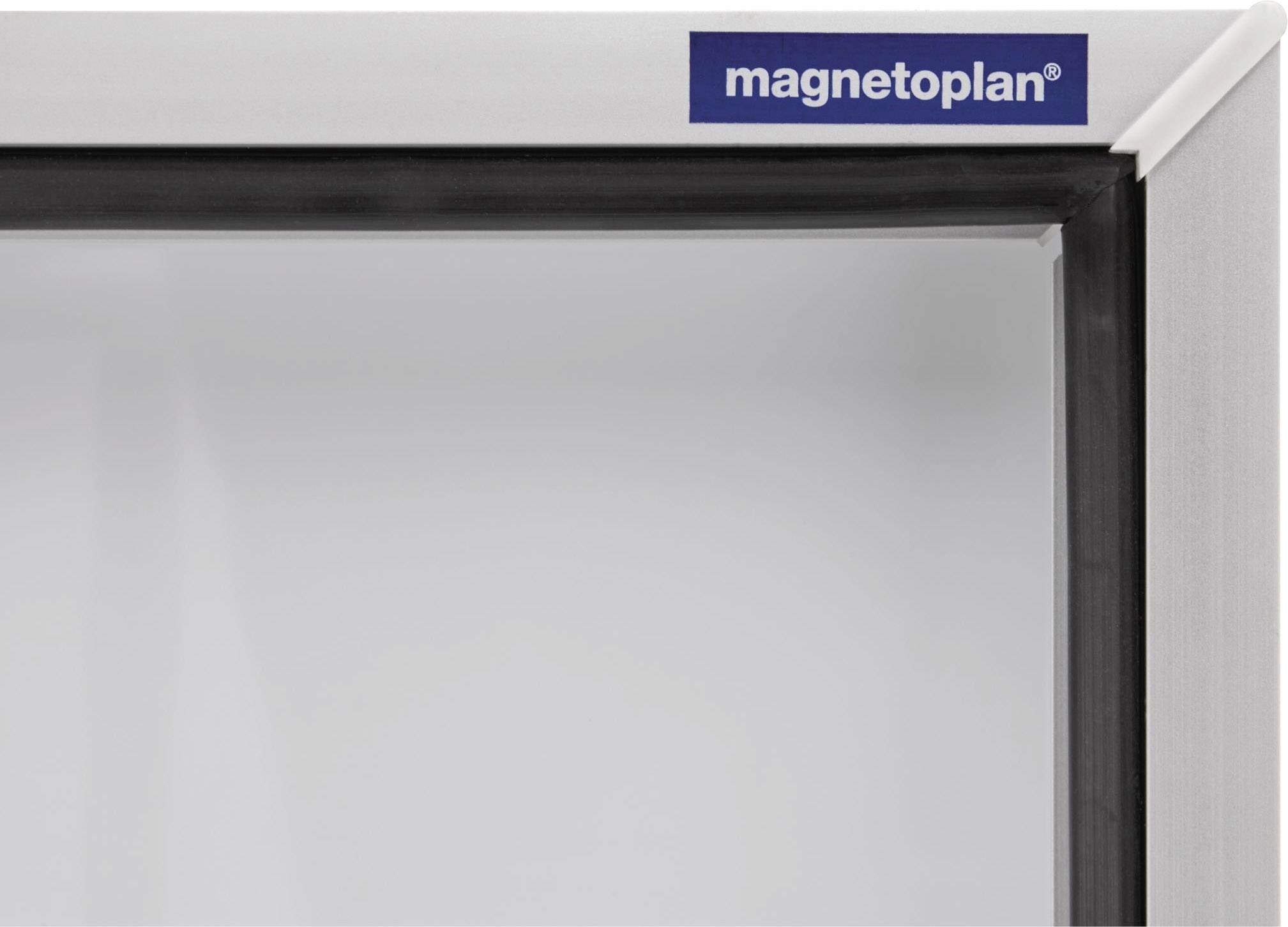 Weiße Magnettafel mit einem blauen 'magnetoplan'-Logo oben rechts in der Ecke.