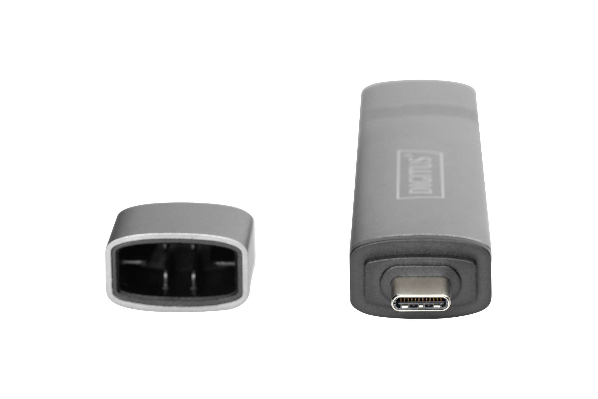Ein USB-C-Adapter neben einem separaten Anschlusskabel. Der Adapter ist zylinderförmig, während das Kabelende rechteckig ist.