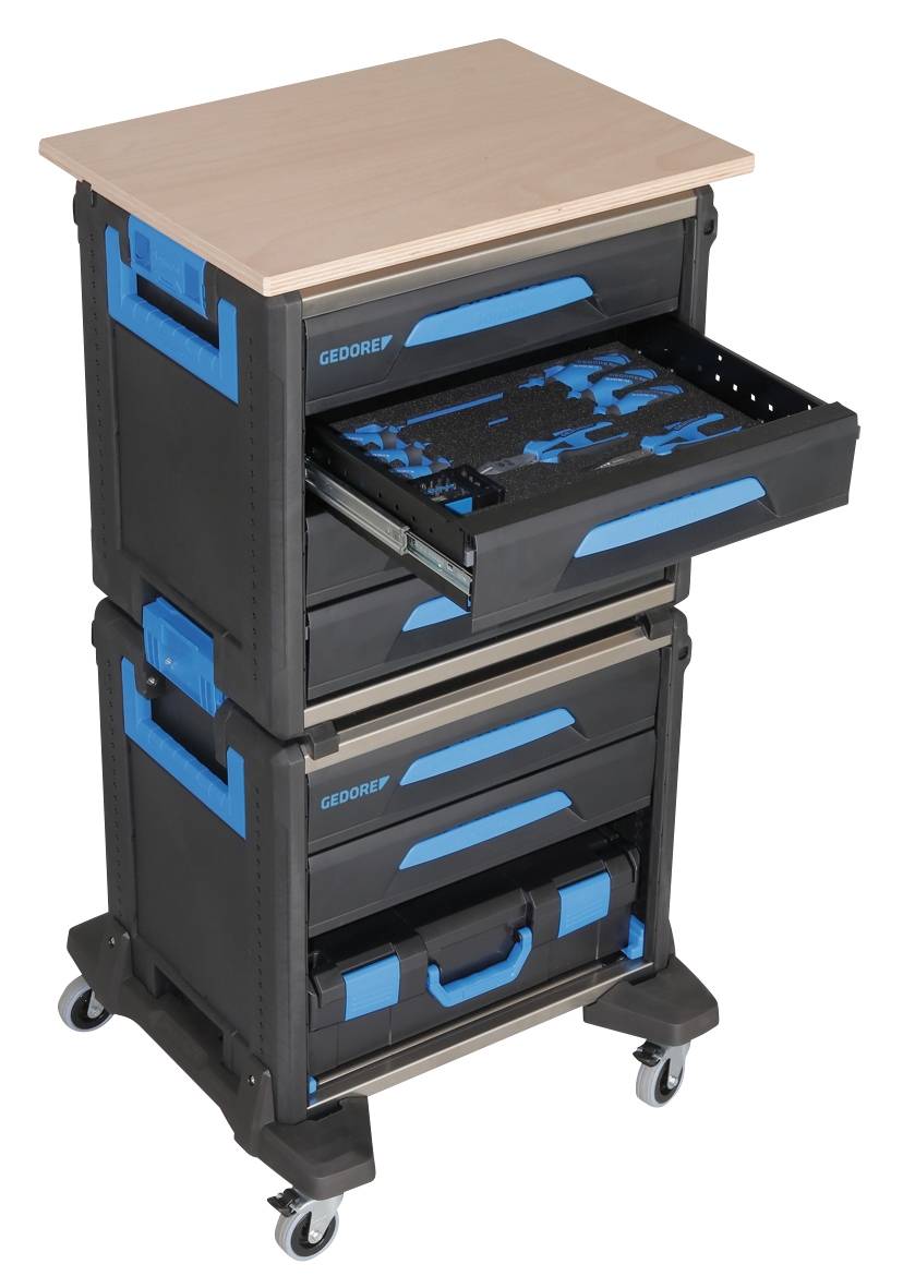 Werkzeugwagen mit mehreren Schubladen, einer Holzplatte oben und blauen Griffen. Eine Schublade ist halb geöffnet und enthält Werkzeuge.