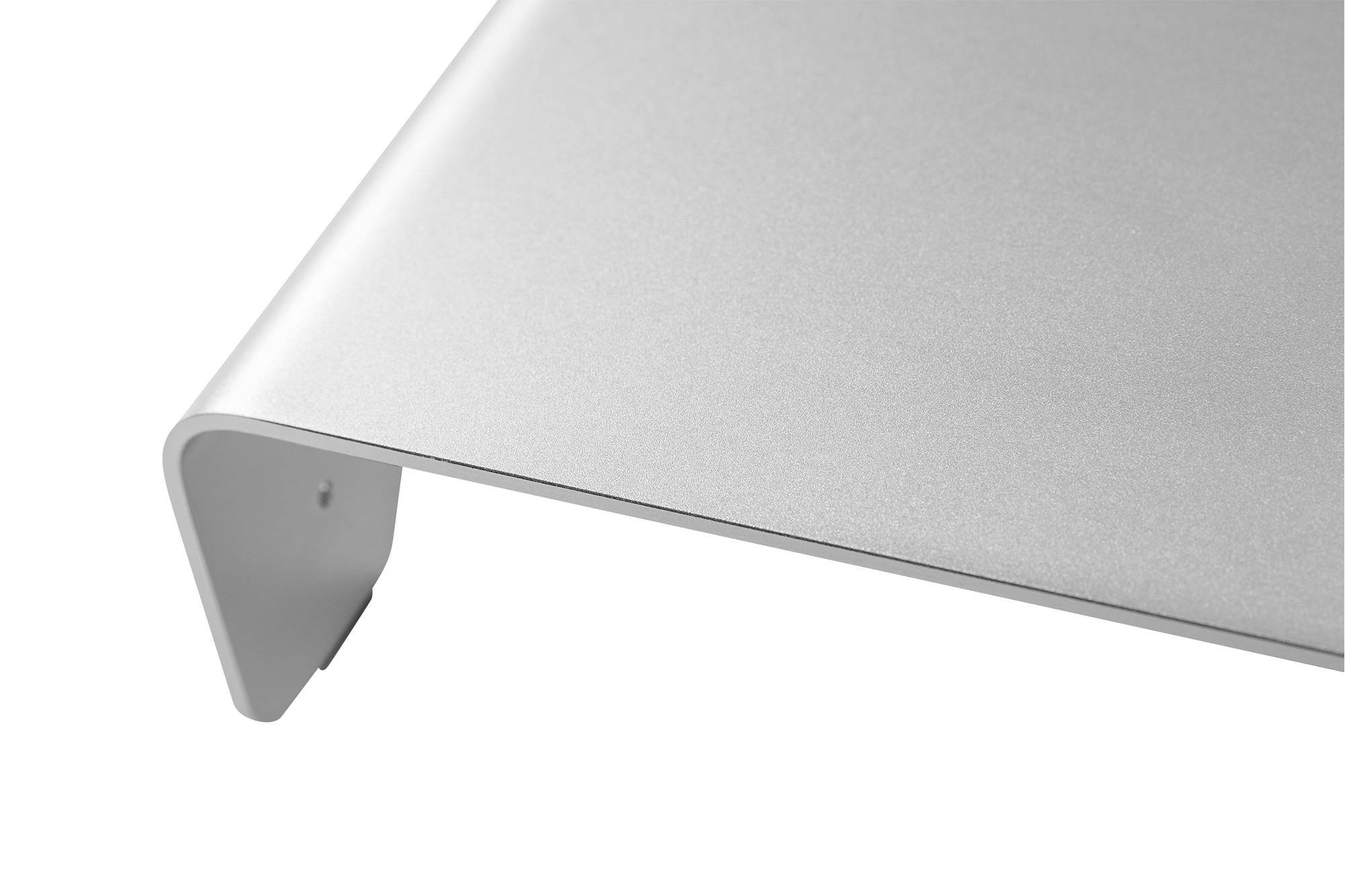 Minimalistischer Aluminium-Laptopständer in gebogener Form, geeignet zur Belüftung und Ergonomieverbesserung auf Schreibtischen.