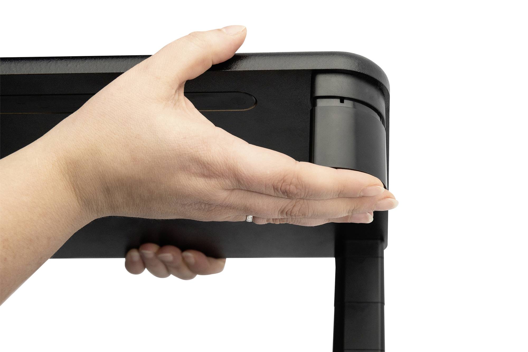 Eine Hand hält die Ecke eines Tisches, zeigt möglicherweise die Tischstabilität oder den Klappmechanismus.