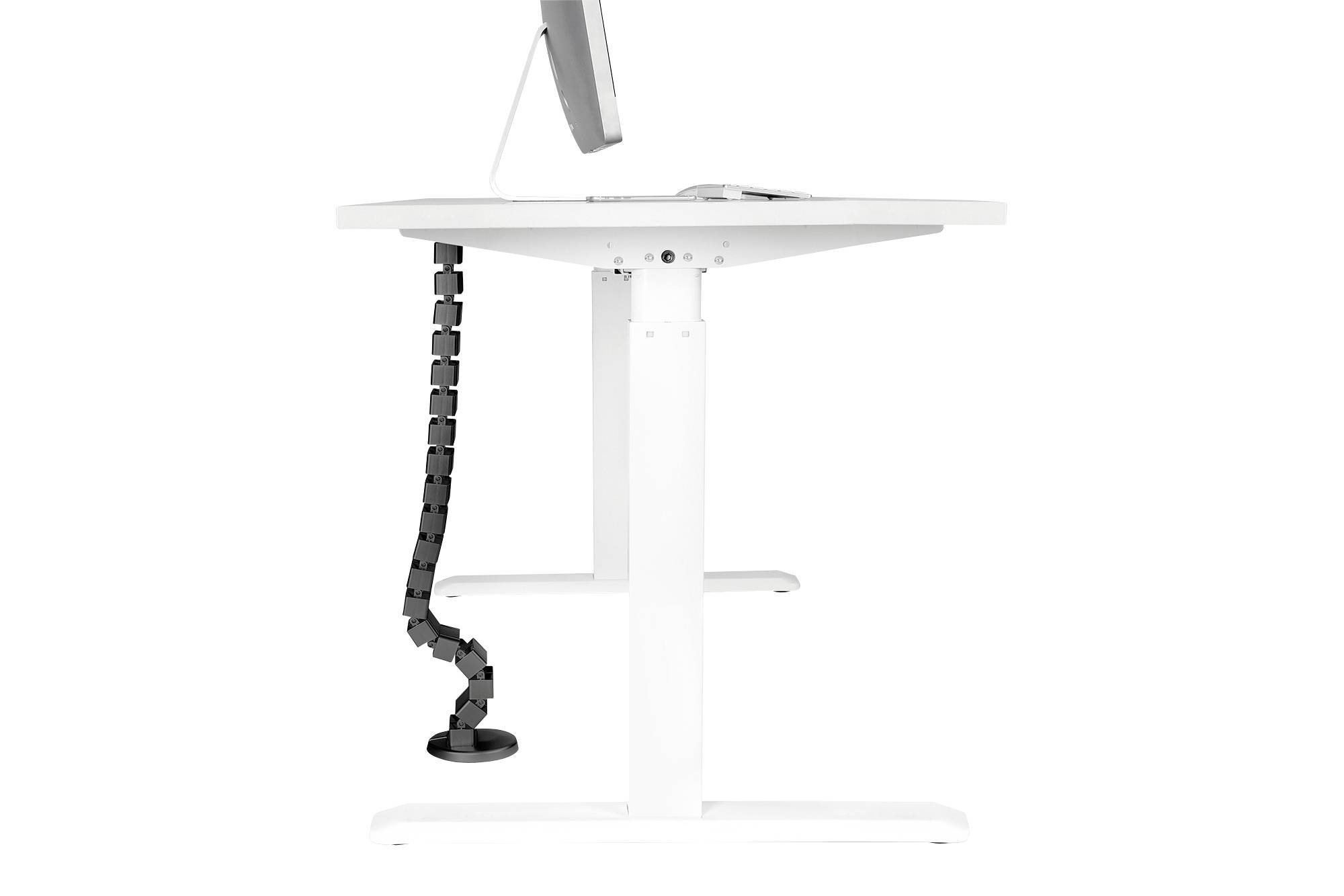 Ein höhenverstellbarer Schreibtisch in Weiß mit einem freistehenden Monitorkabel. Ideal für ergonomisches Arbeiten im Büro.