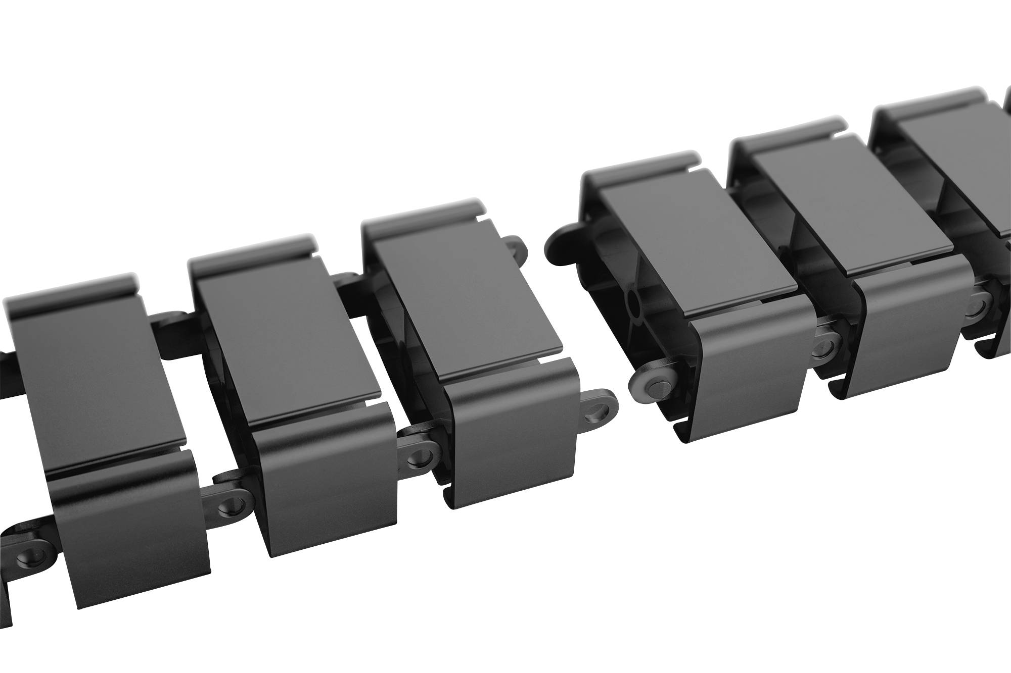 Eine Reihe schwarzer Kettenglieder, die miteinander verbunden sind. Die Glieder scheinen aus einem glänzenden Material zu bestehen.