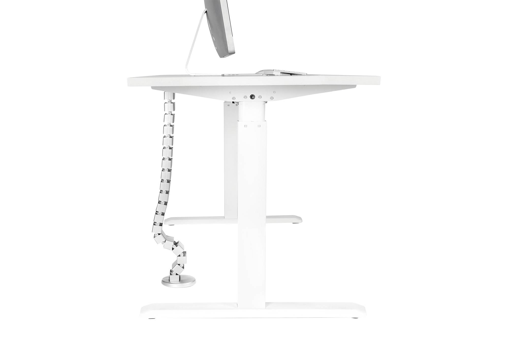 Höhenverstellbarer weißer Schreibtisch mit Kabelmanagement, Monitor darauf. Seitenansicht zeigt klare Linien und modernes Design.