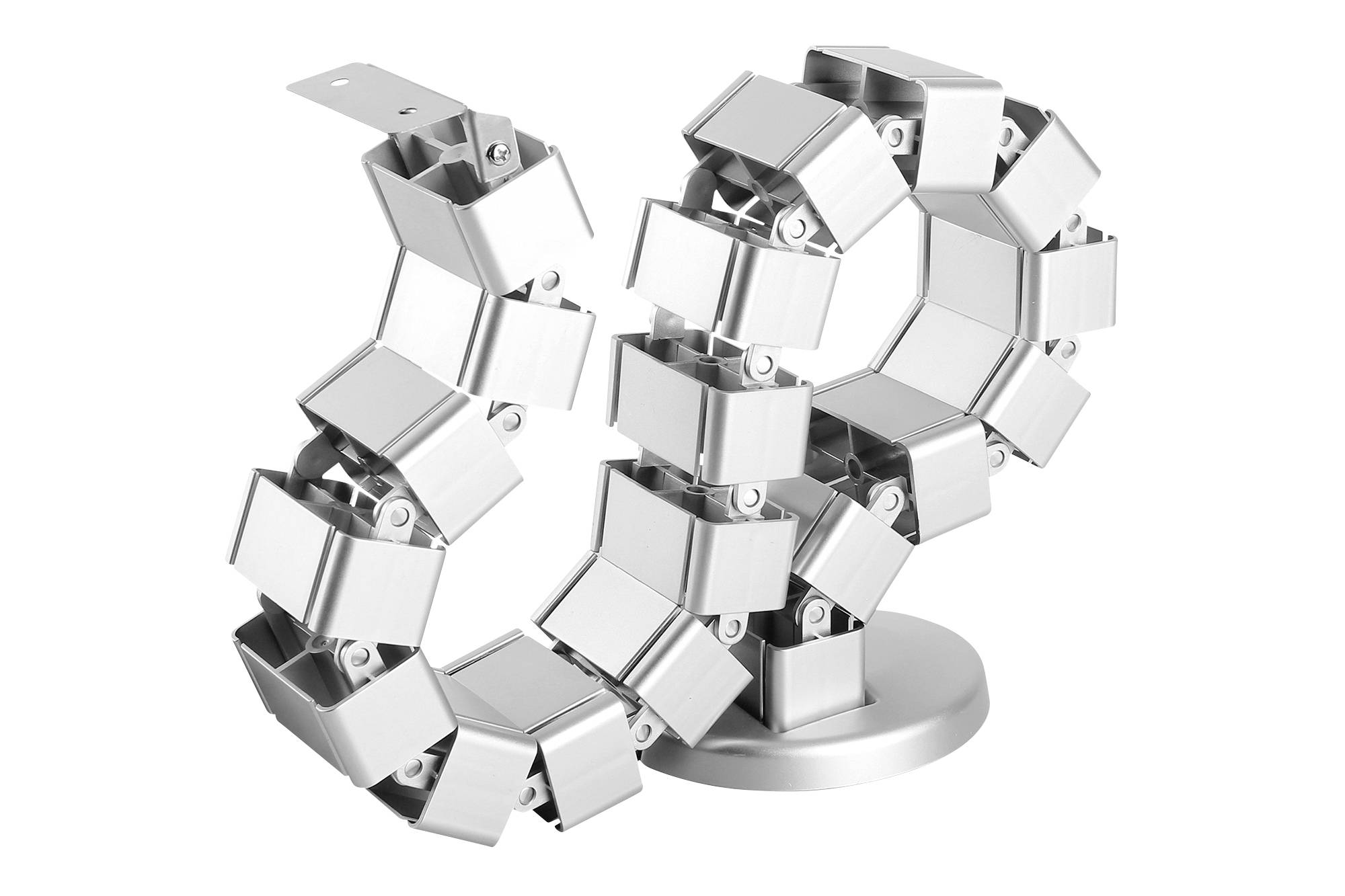 Eine silberne, skulpturale Kette aus metallischen Würfeln, die in einer spiralförmigen Anordnung auf einem runden Sockel befestigt sind.