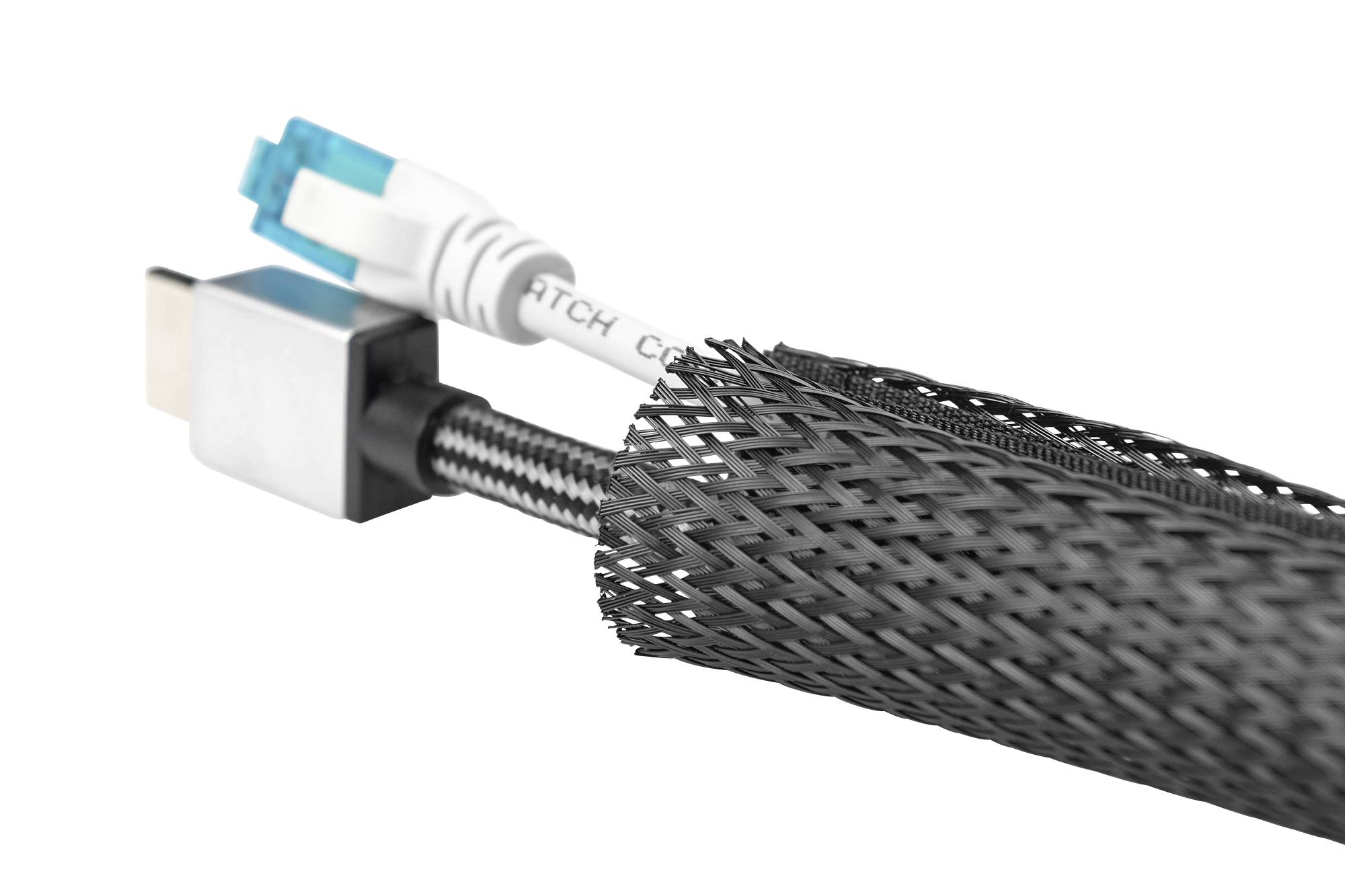 Ein HDMI-Kabel mit einer Netzummantelung ist teilweise geöffnet, um ein Ethernet-Kabel mit blauem Stecker zu zeigen.
