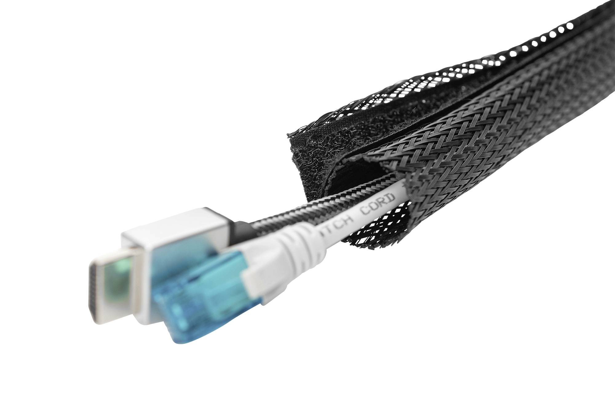 Ein Bündel von Kabeln, darunter ein HDMI- und ein Ethernet-Kabel, organisiert in einem schwarzen Kabelschlauch.