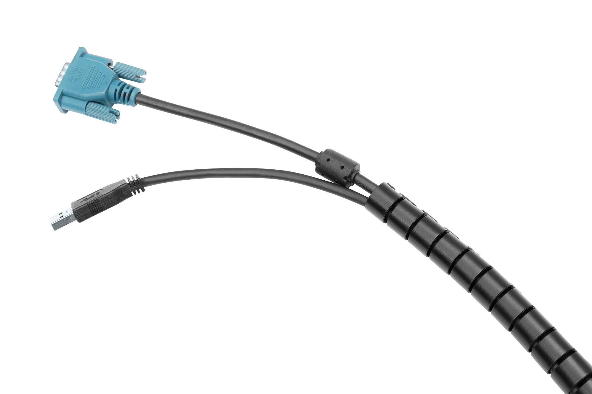 Ein blaues serielles Kabel mit einem USB-Ende, umwickelt mit einem schwarzen Kabelschutz, liegt auf einem weißen Hintergrund.